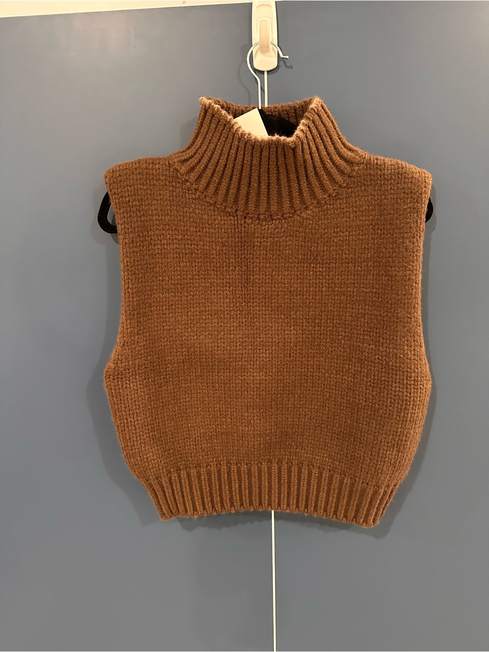 NWT DÈLUC George Sleeveless Mock Neck Sweater Vest — Chocolate Brown | Size M